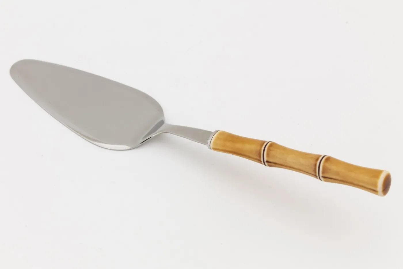 Couverts|Couverts<Flamant HADIS, serveur de gâteau