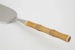 Couverts|Couverts<Flamant HADIS, serveur de gâteau