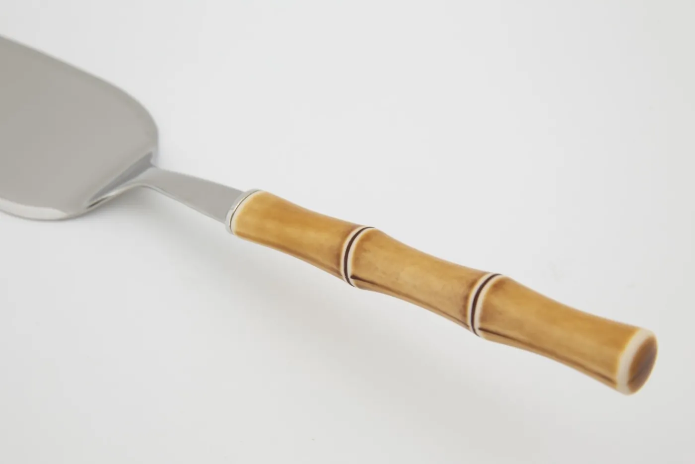 Couverts|Couverts<Flamant HADIS, serveur de gâteau