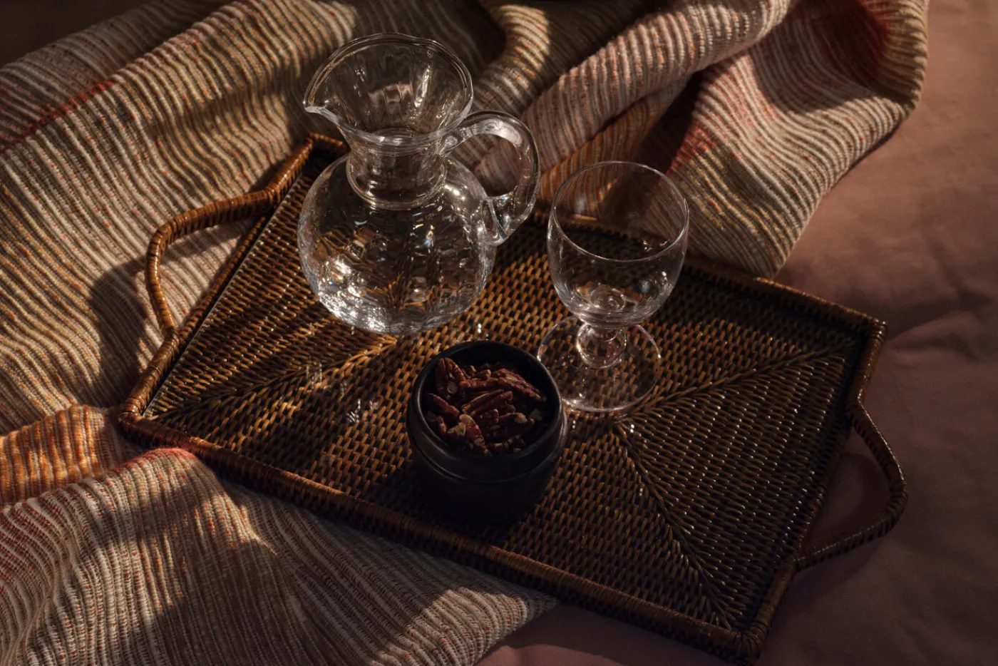 Plateaux|Accessoires<Flamant TOGO, plateau, rectangulaire, avec verre, tressé Brun